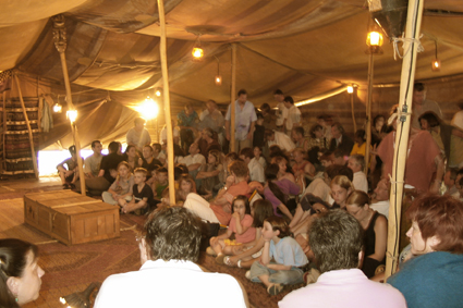 Le public est installé sous la tente