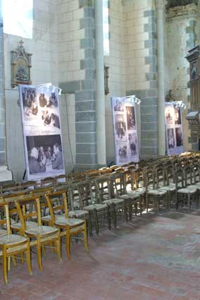 plusieurs panneaux de l'exposition sont alignés dans l'église.