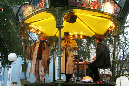 Musiciens et chanteuse sur le manège