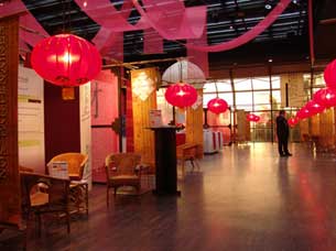 scenographe les stands aux couleurs de la Chine.