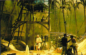 sculpture de torture réalisée en matériaux de récupération