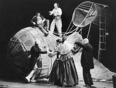 Une montgolfière inversée pour la scénographie de Bouvard et Pécuchet de Gustave Flaubert