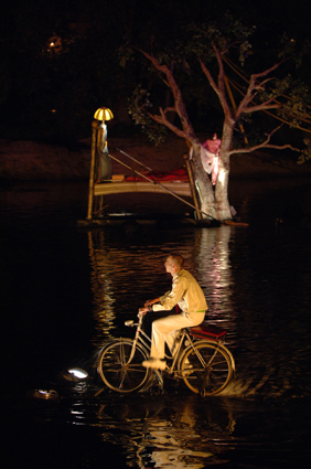 Spectacle de Illotopie, un velo roule sur l'eau