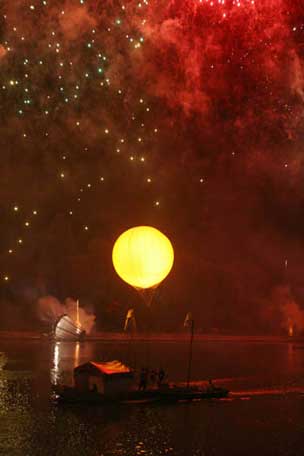 spectacle du samedi soir. feux d'artifices et bateau ivre