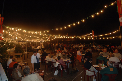 Le scénographe a prévu un restaurant sur la grande terrasse. On voit ici les gens attablés au dessus de la Loire